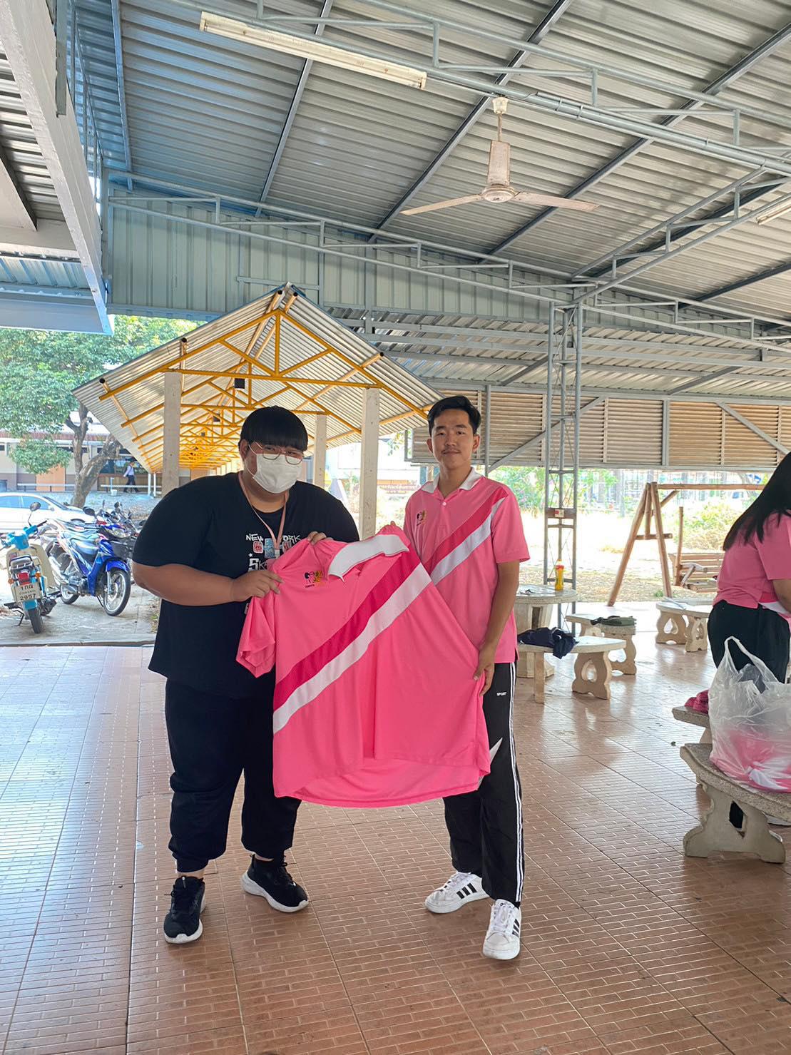 3. วันที่ 23 มีนาคม พ.ศ.2566  กิจกรรม แจก มอบ เสื้อเอกคอมพิวเตอร์ โดยพี่ปี 2  (